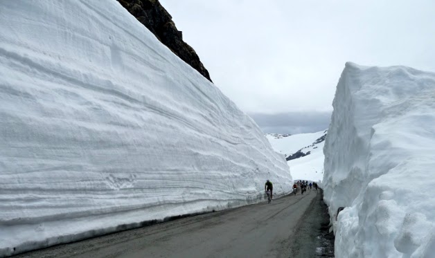 Snow walls cycling